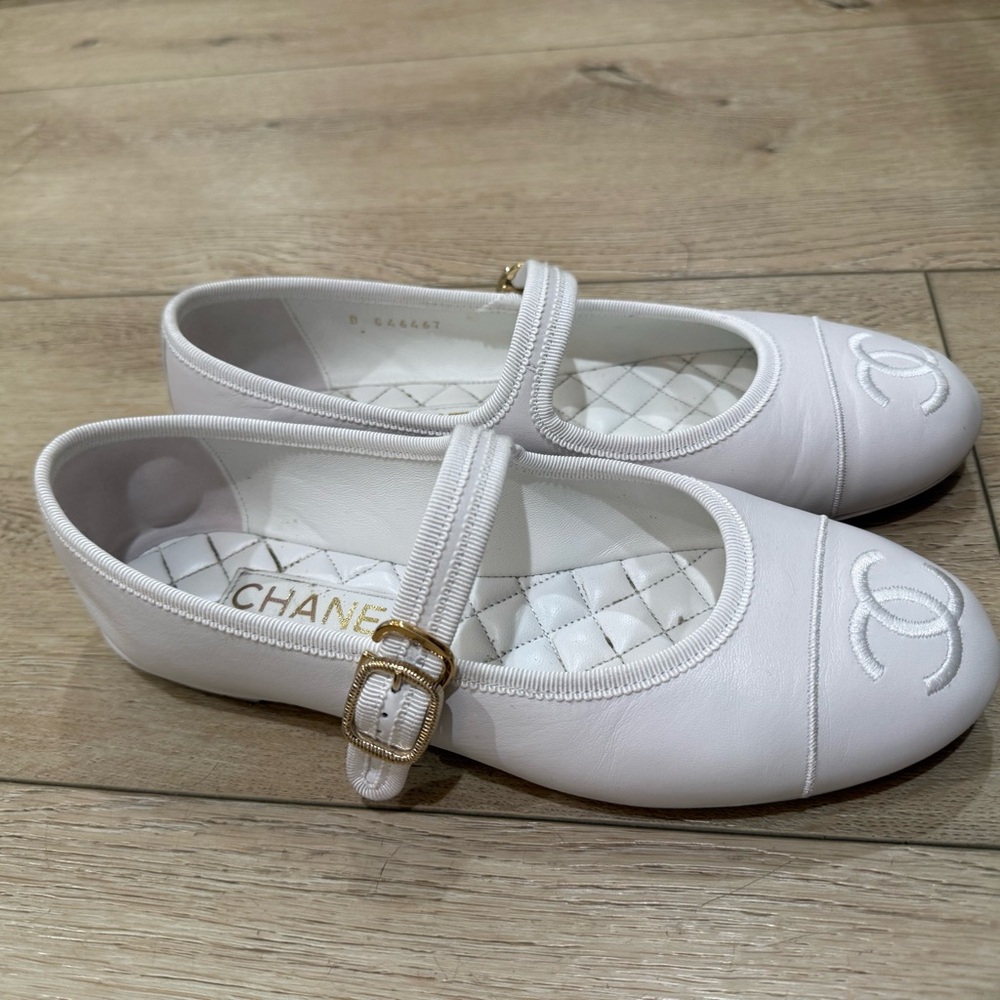 CHANEL White Quilted CC Logo Mary Jane Kids Shoes - Picture 3 of 7
